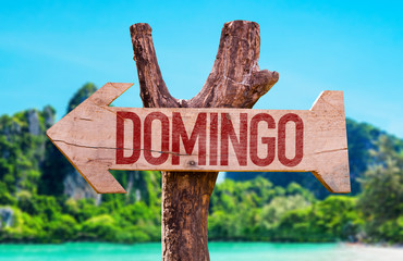 Sunday (in Spanish and Portuguese) arrow with beach background