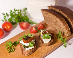 Bread with sun dried tomatoes and feta