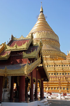 Birmanie, temple et pagode dor&eacute;e &agrave; Mandalay