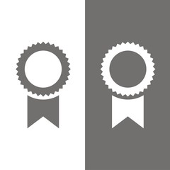 Icono de certificado o insignia sobre fondos blanco y negro