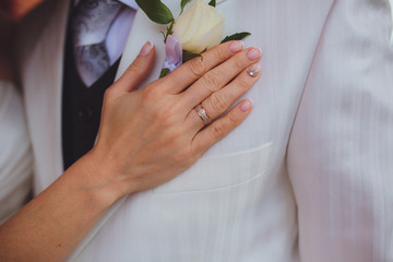 Рука невесты и обручальное кольцо © Maryna Konoplytska