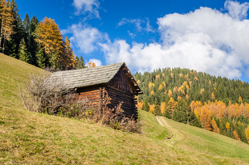 Obraz premium Wooden Hut in the Alps on a Clear Autumn Day