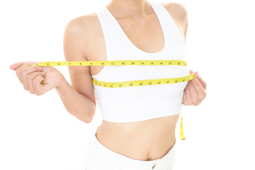 胸囲を測る女性