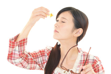 眼精疲労を訴える女性