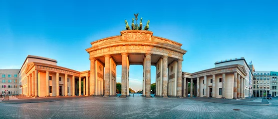 Foto auf Acrylglas Panorama des Brandenburger Tors während des Sonnenaufgangs in Berlin, Deutschland © TTstudio