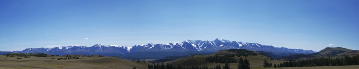 Fototapeta na wymiar Панорама Северо-Чуйского горного хребта в горном массиве Алтайских гор
