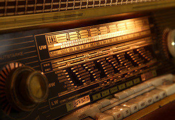 Fototapeta premium altes Radio auf Empfang