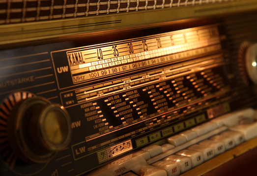 altes Radio auf Empfang