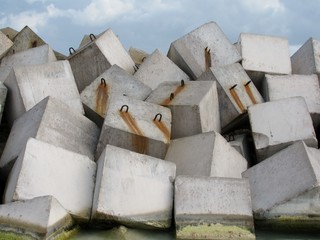Wave breaker made of concrete cubes