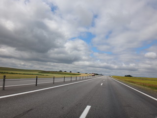 Автострада с облаками в летний солнечный день