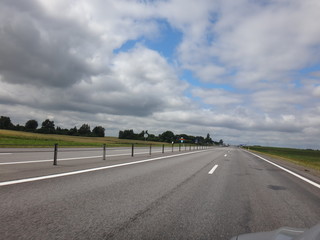 Автострада с облаками в летний солнечный день