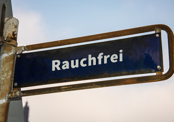 Strassenschild 47 - Rauchfrei