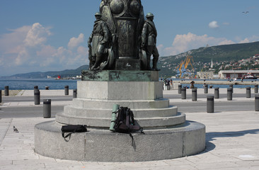 Obraz premium The bronze monument of soldiers of World War.