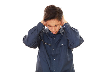 耳を抑える男性