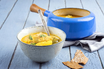 Fischsuppe in Topf