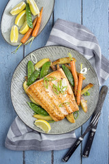 Lachs Filet mit Bratkartoffel und Gemüse
