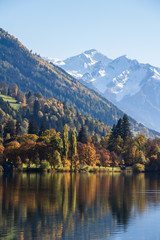 Fototapeta premium Bunte Bäume und Berge spiegeln sich im See