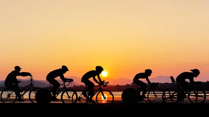 Photo sur Plexiglas Vélo Faire du vélo à la plage au crépuscule