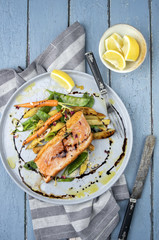 Lachs Tataki mit Gemüse