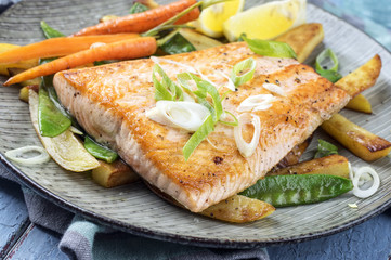 Lachsfilet mit Gem&uuml;se