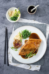 Lachs Teriyaki mit Beilagen