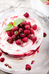 Raspberry, cheesecake with rose buds tea and fresh mint 