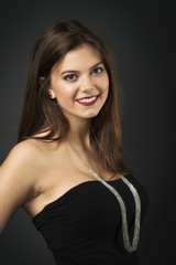 L&auml;chelnde Sch&ouml;nheit mit rotem Lippenstift 