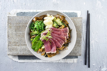 Thunfisch Tataki mit Reisnudeln und Gemüse