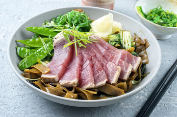Thunfisch Tataki mit Reisnudeln und Gemüse