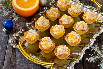 Tartlets with chicken, orange and pine nuts
