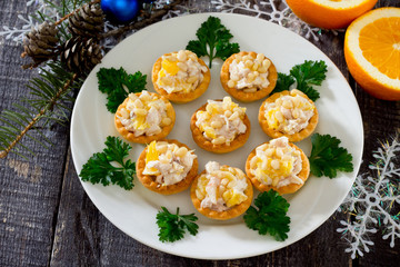 Tartlets with chicken, orange and pine nuts