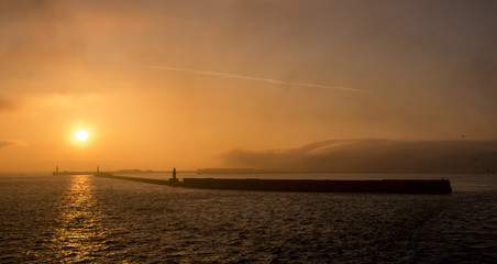 Haveningang Dover bij mist en zonsondergang