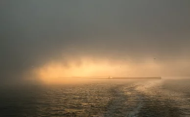 Foto auf Leinwand Haveningang Dover bij zonsondergang en mist © kn0164