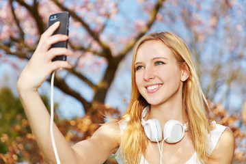 Junge Frau macht Selfie mit Smartphone