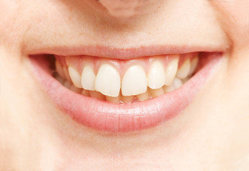 Naklejka premium Uśmiechnięte usta z białymi zębami