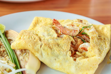Stir-fried rice noodles with shrimp and wrap eggs