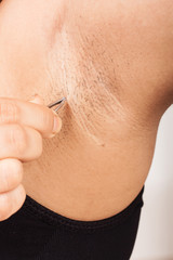 women remove armpit hair