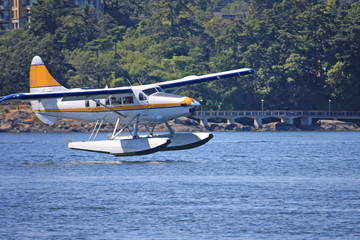 Fototapeta na wymiar Seaplane landing