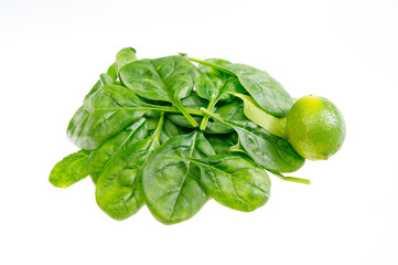 Junger Blattspinat und Limette