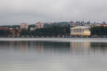 Naklejka premium Pond in a town