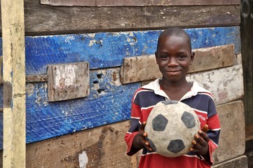 Junge mit Fußball
