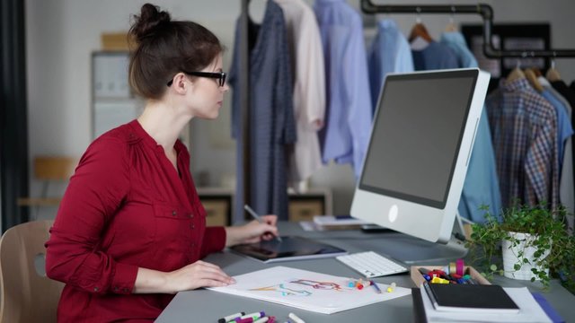 modedesignerin zeichet einen entwurf f&uuml;r ein kleid, time-lapse