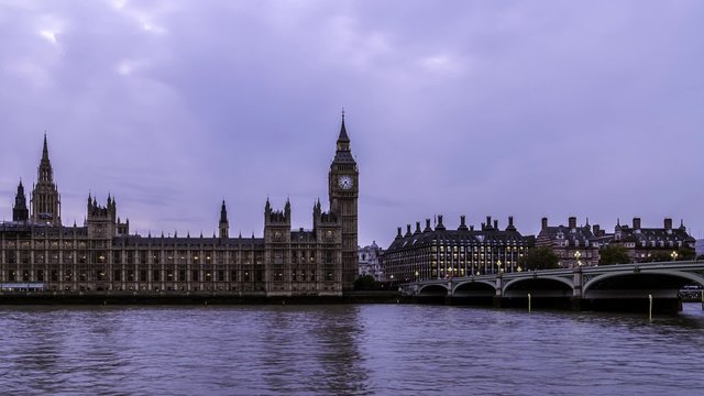 Timelapse view of the House of Parliament and the Big Ben in London at sunset, transition into night