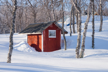 Fototapeta na wymiar gemütliches rotes Haus im Winter in Schweden