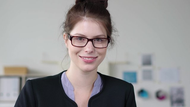 freundliche mitarbeiter im b&uuml;ro l&auml;chelt in die kamera