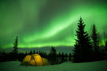 beleuchtetes Zelt mit Nordlichtern
