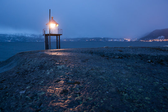 kleiner Leuchtturm in Norwegen am Abend