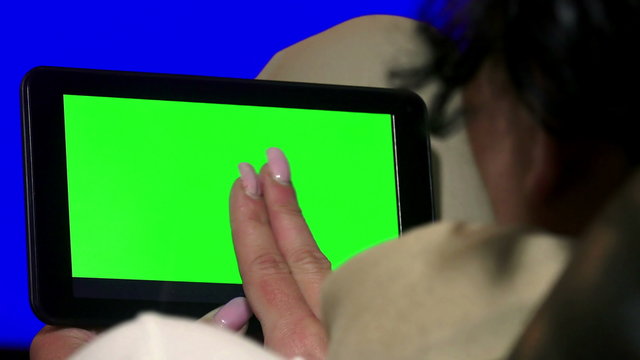 Business woman using a tablet Touchscreen CHROMA 
