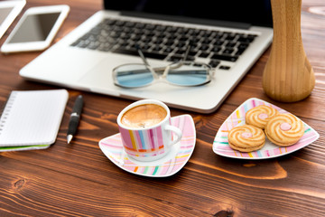 Kaffee und Laptop