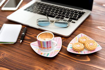 Kaffee und Laptop